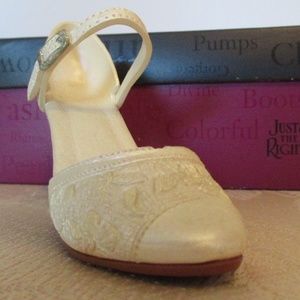 Just The Right Shoe by Raine "Shower of Flowers"